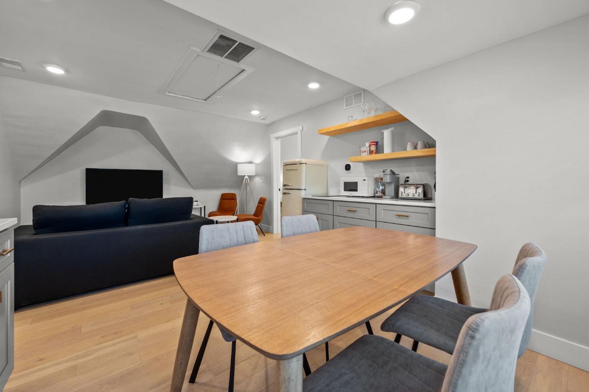 Broadway Dog-friendly Loft With Parking * Denver