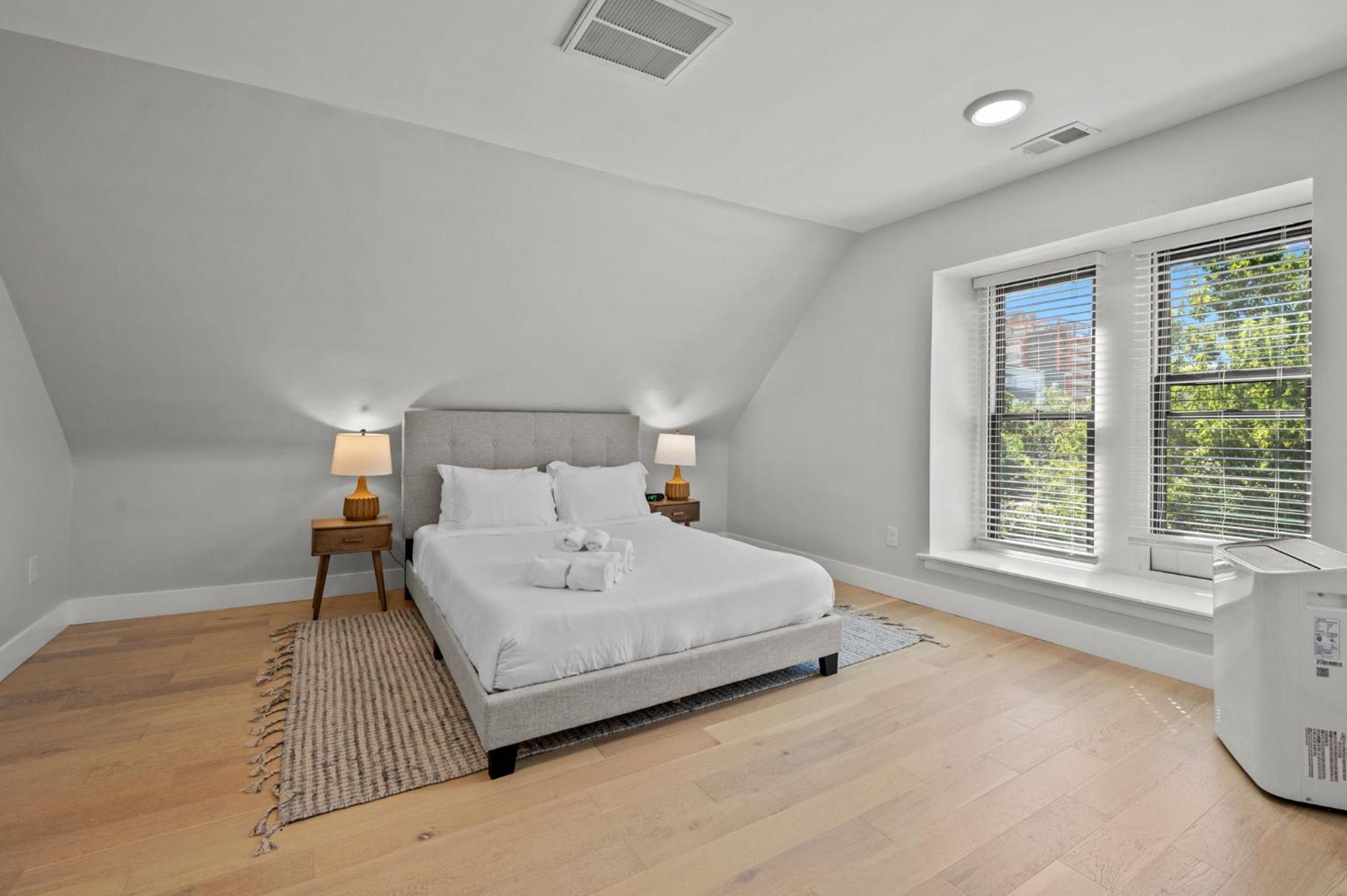 Broadway Dog-friendly Loft With Parking Denver